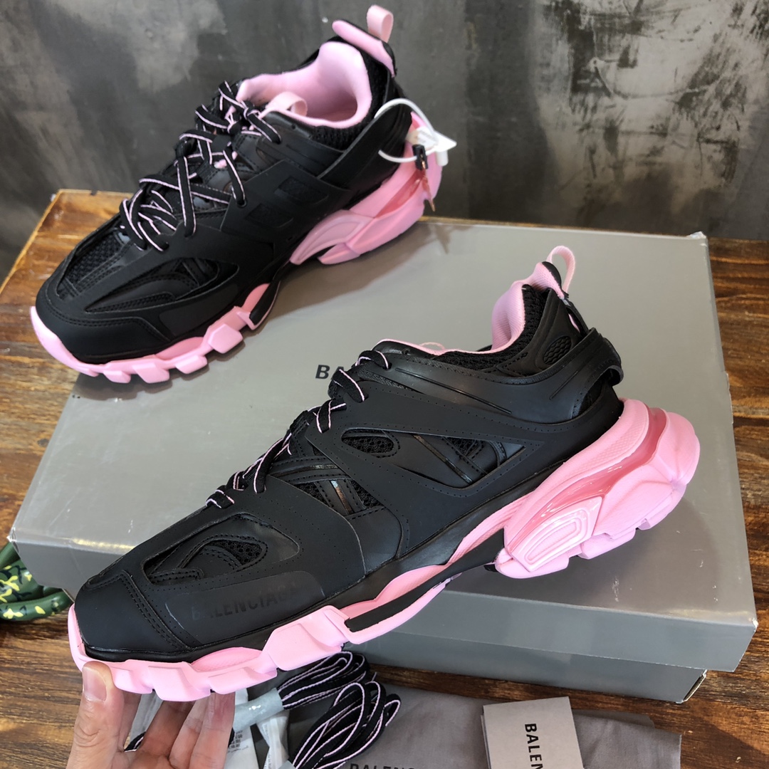 Balenciaga Triple S retro Clunky Sneakers in Black