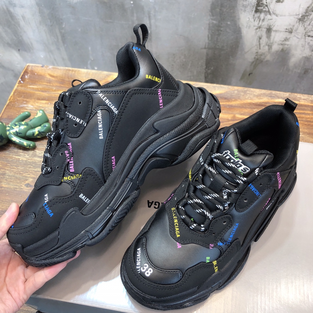 Balenciaga Triple S retro Clunky Sneakers in Black