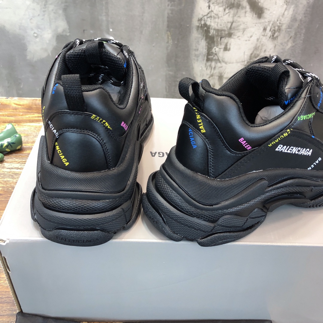 Balenciaga Triple S retro Clunky Sneakers in Black