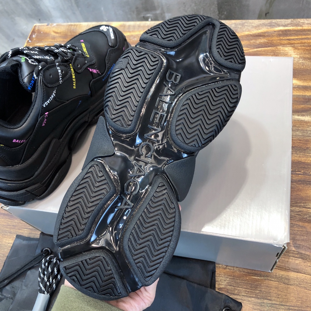 Balenciaga Triple S retro Clunky Sneakers in Black