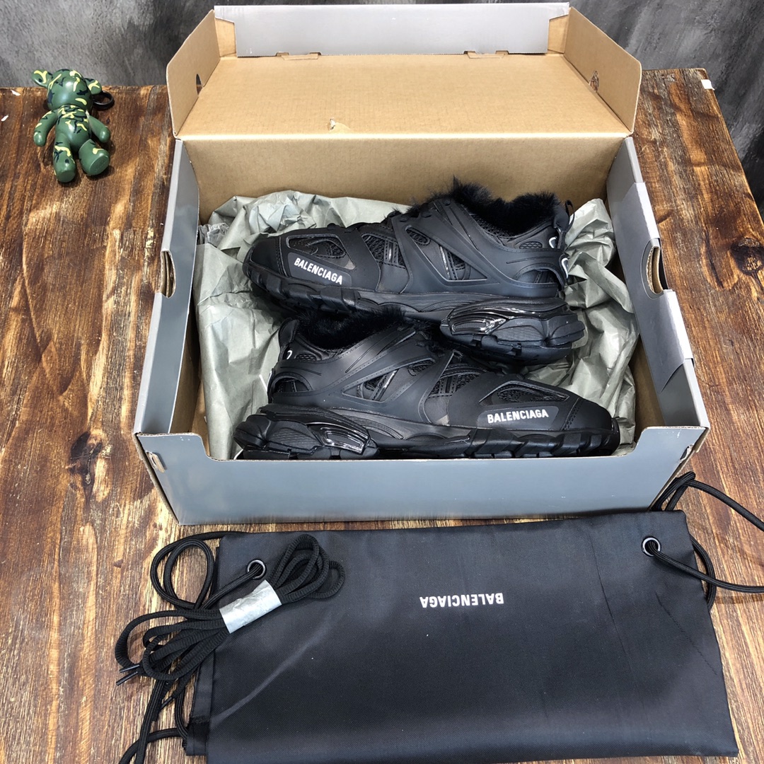 Balenciaga Triple S retro Clunky Sneakers in Black