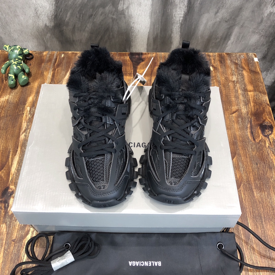 Balenciaga Triple S retro Clunky Sneakers in Black