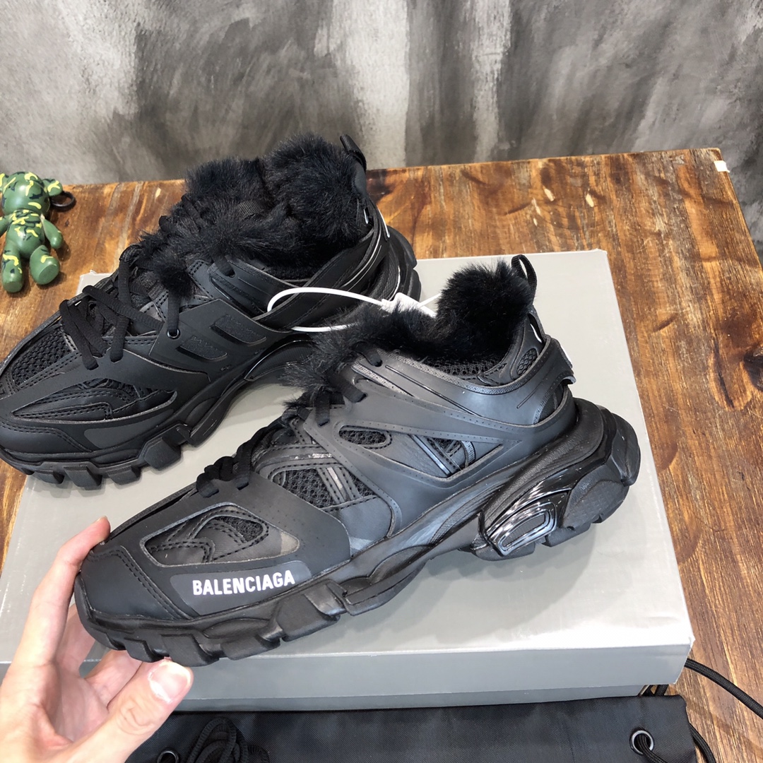 Balenciaga Triple S retro Clunky Sneakers in Black