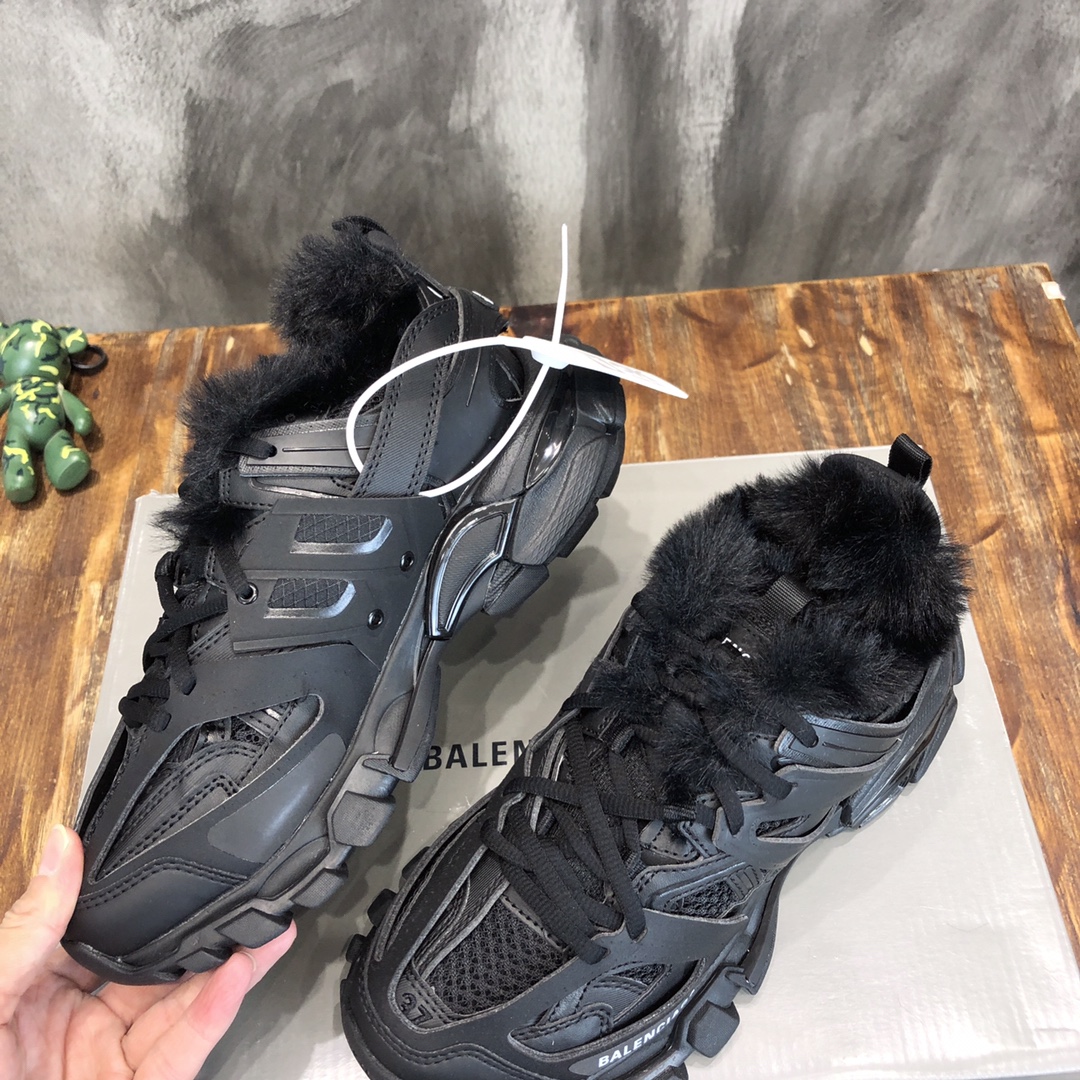 Balenciaga Triple S retro Clunky Sneakers in Black