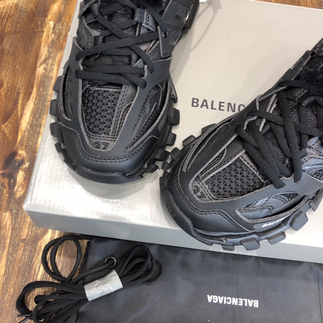 Balenciaga Triple S retro Clunky Sneakers in Black