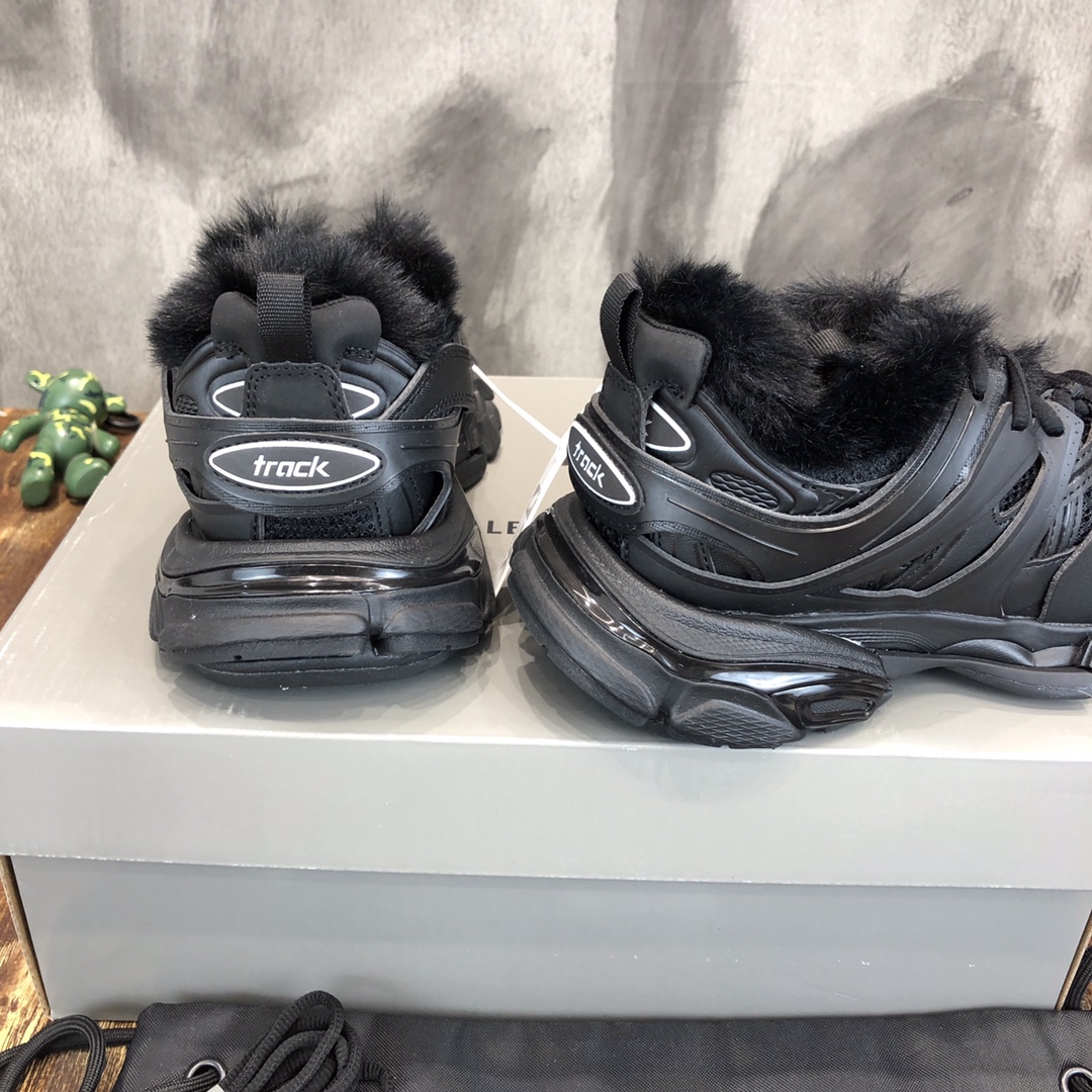 Balenciaga Triple S retro Clunky Sneakers in Black