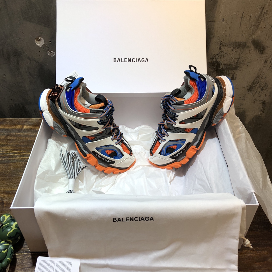 Balenciaga Triple S retro Clunky Sneakers in Black