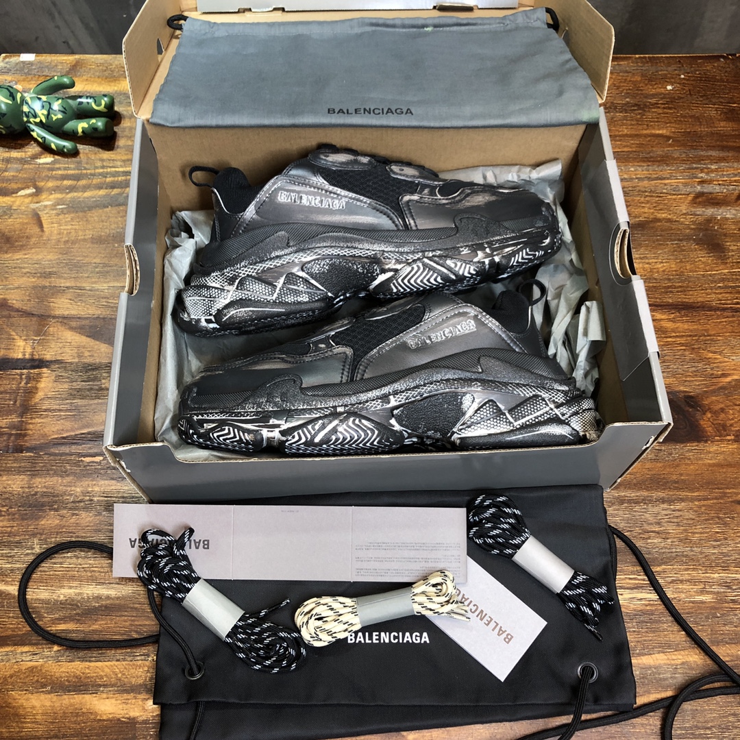 Balenciaga Triple S retro Clunky Sneakers in Black