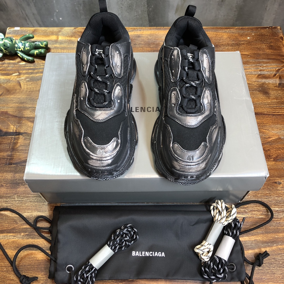Balenciaga Triple S retro Clunky Sneakers in Black