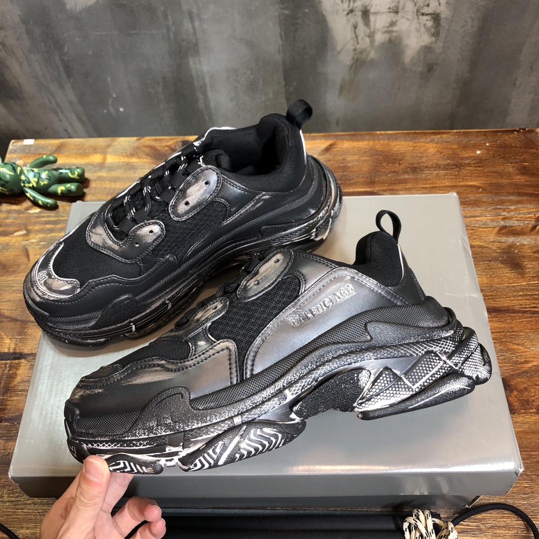 Balenciaga Triple S retro Clunky Sneakers in Black