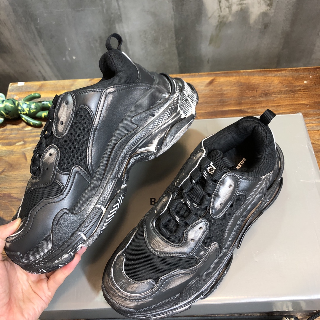 Balenciaga Triple S retro Clunky Sneakers in Black