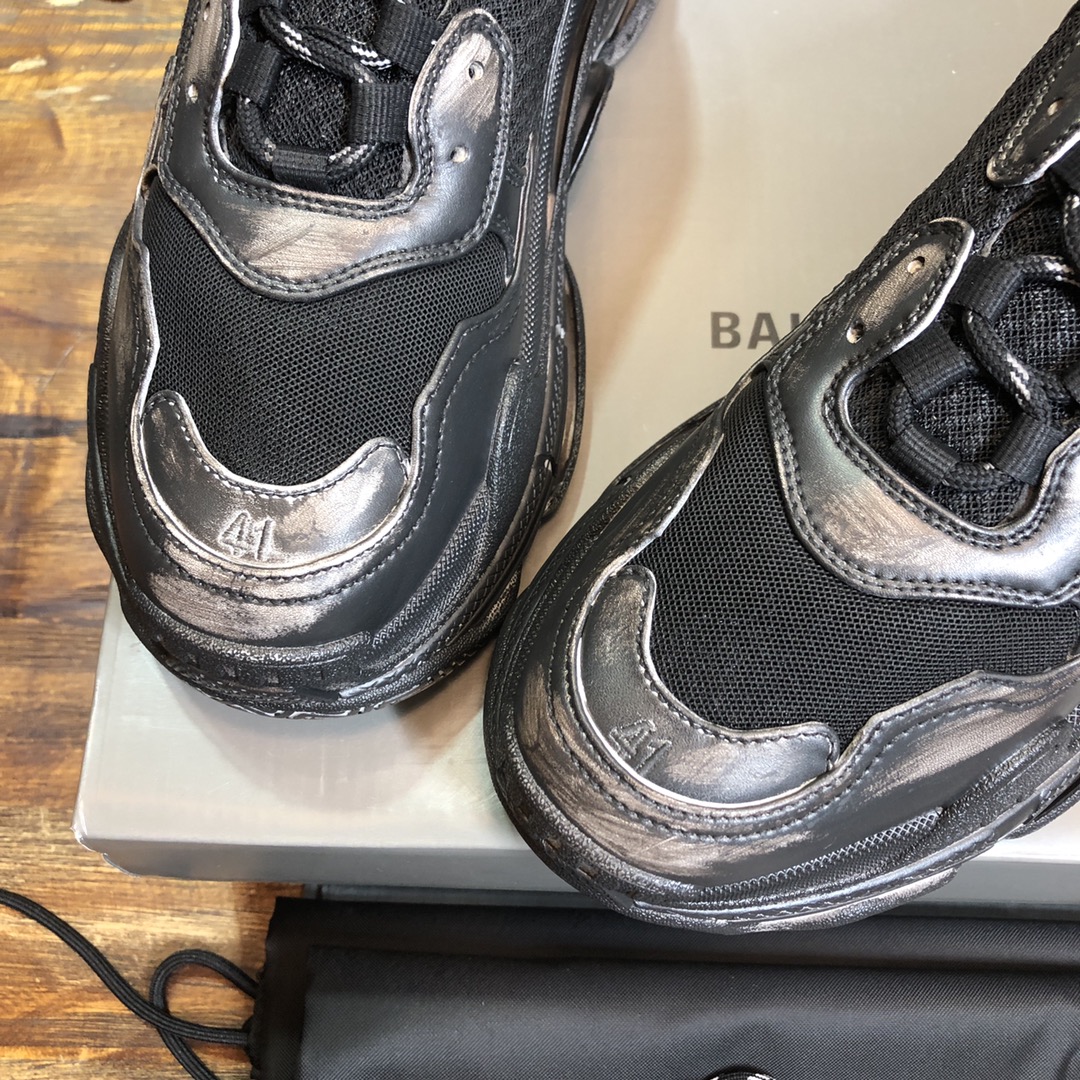 Balenciaga Triple S retro Clunky Sneakers in Black