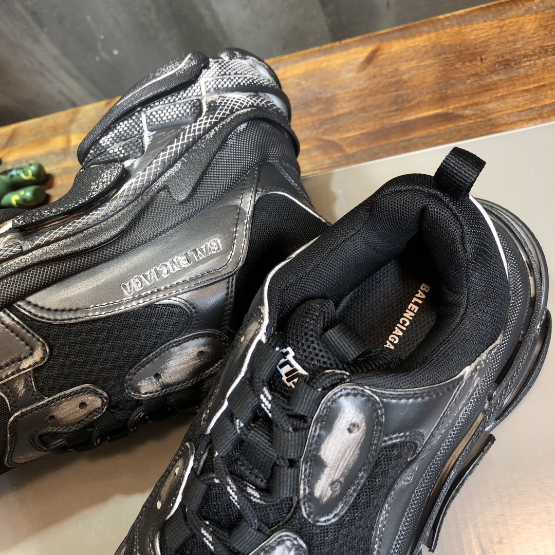 Balenciaga Triple S retro Clunky Sneakers in Black