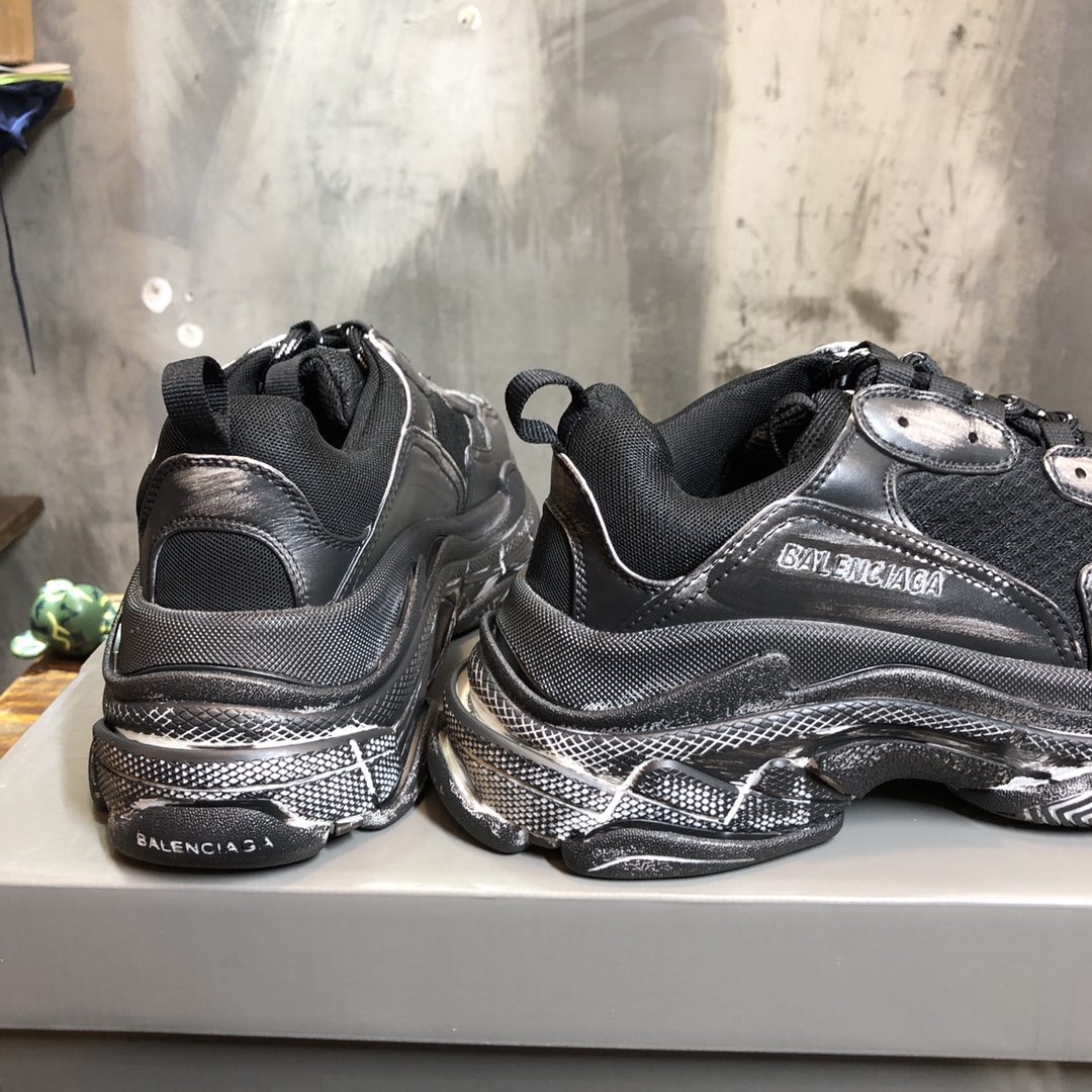 Balenciaga Triple S retro Clunky Sneakers in Black