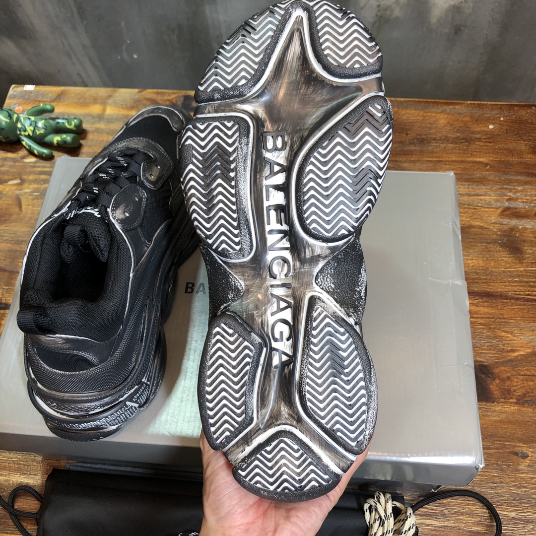 Balenciaga Triple S retro Clunky Sneakers in Black