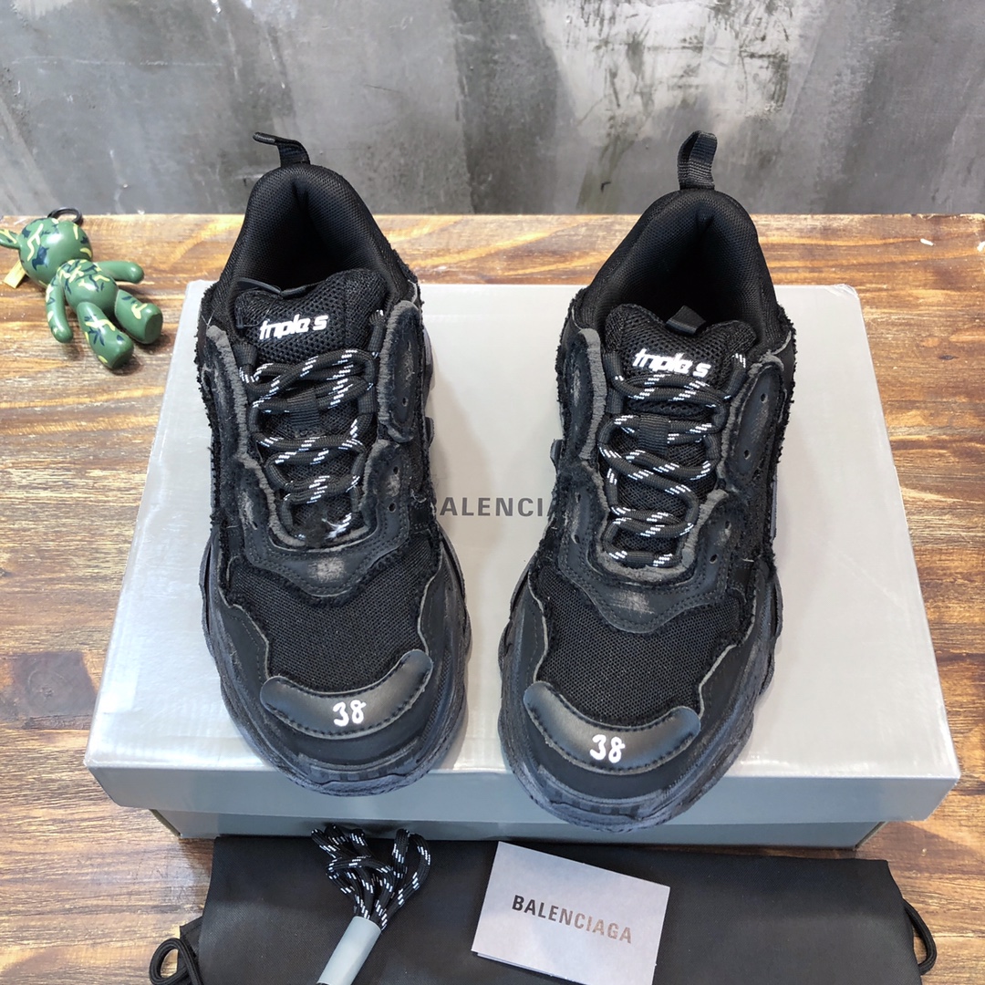 Balenciaga Triple S retro Clunky Sneakers  in Black