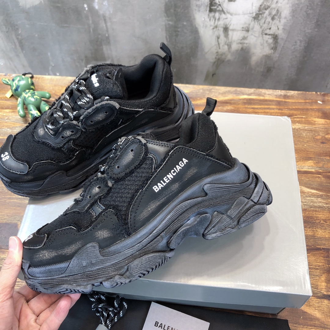 Balenciaga Triple S retro Clunky Sneakers  in Black