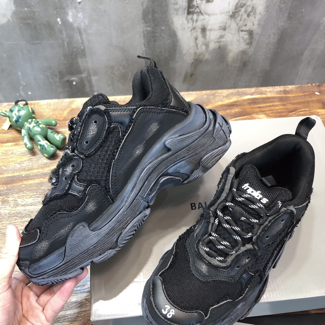 Balenciaga Triple S retro Clunky Sneakers  in Black