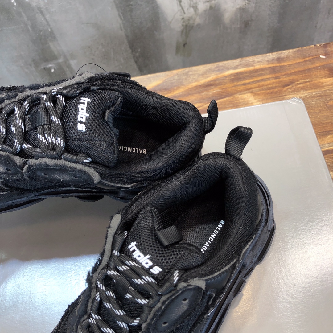 Balenciaga Triple S retro Clunky Sneakers  in Black