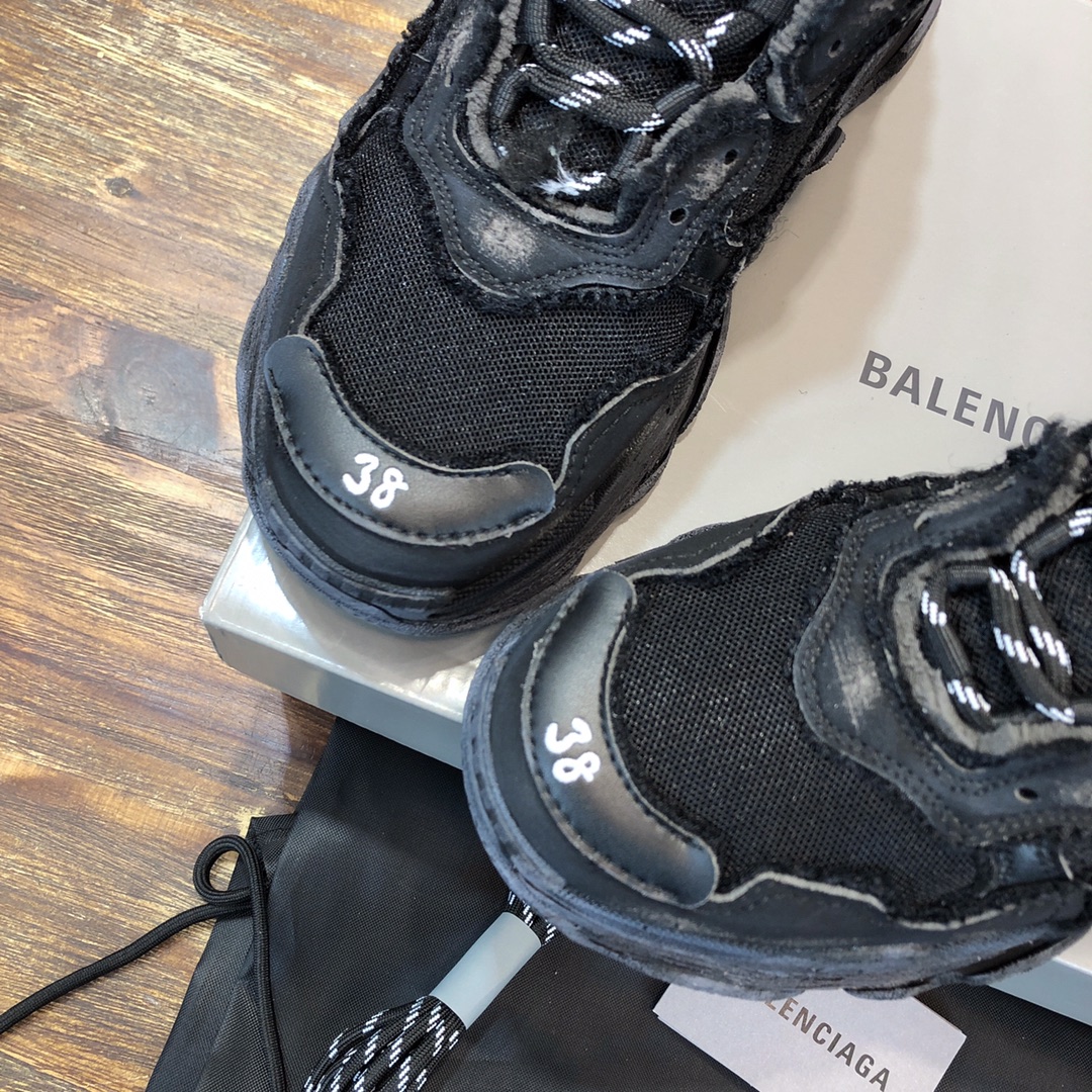 Balenciaga Triple S retro Clunky Sneakers  in Black