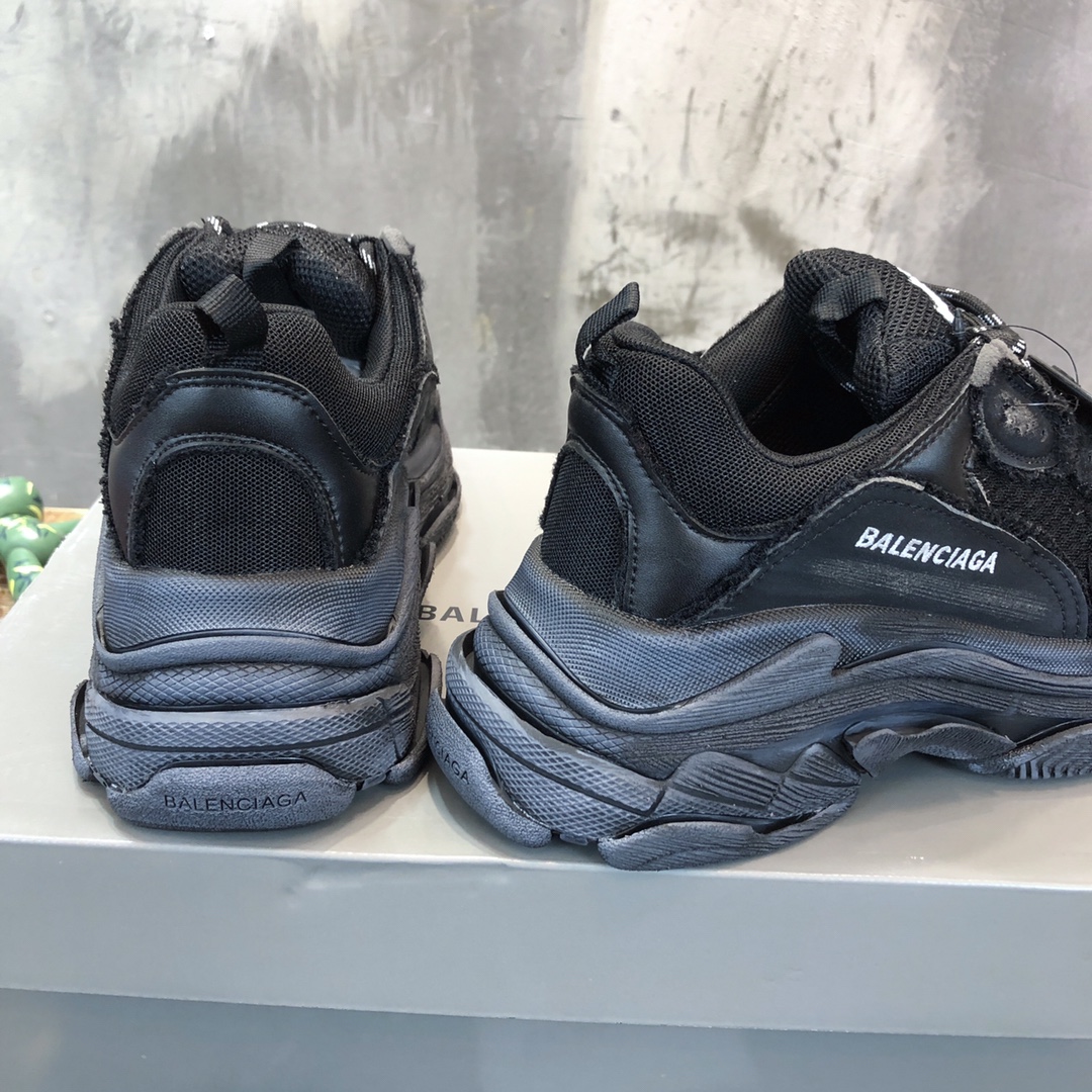 Balenciaga Triple S retro Clunky Sneakers  in Black