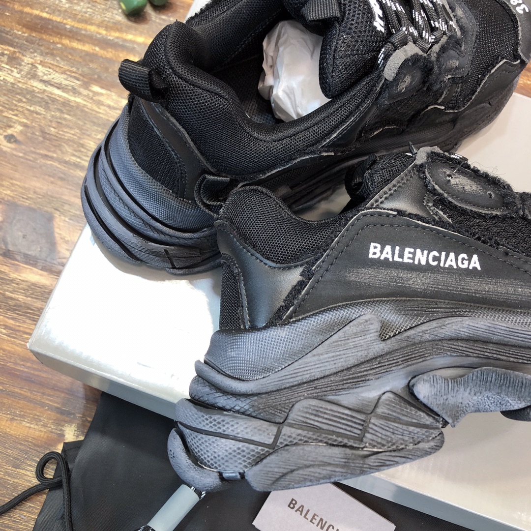 Balenciaga Triple S retro Clunky Sneakers  in Black