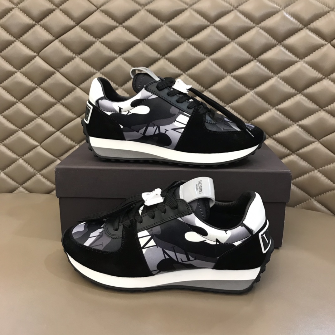 Valentino Sneaker Roller in Black