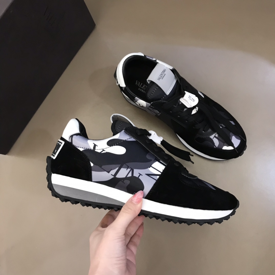 Valentino Sneaker Roller in Black