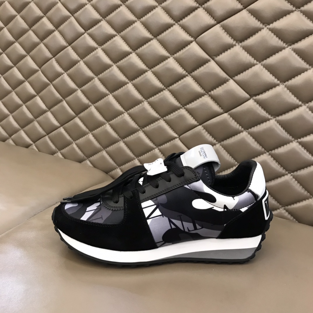 Valentino Sneaker Roller in Black