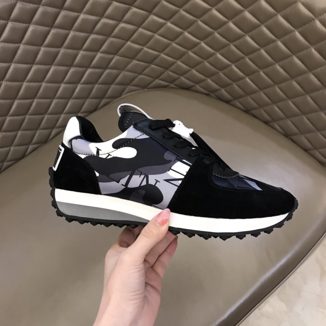 Valentino Sneaker Roller in Black