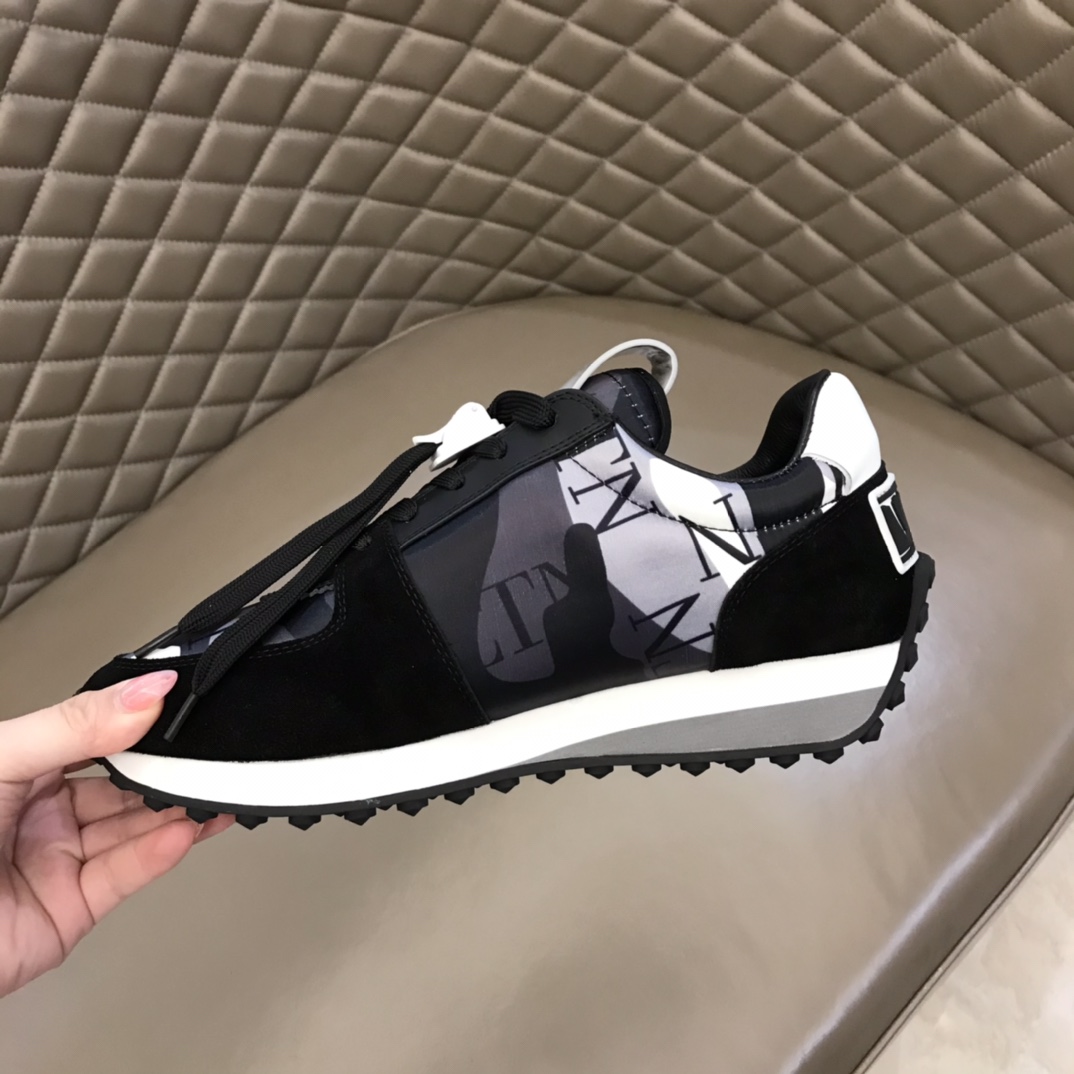 Valentino Sneaker Roller in Black