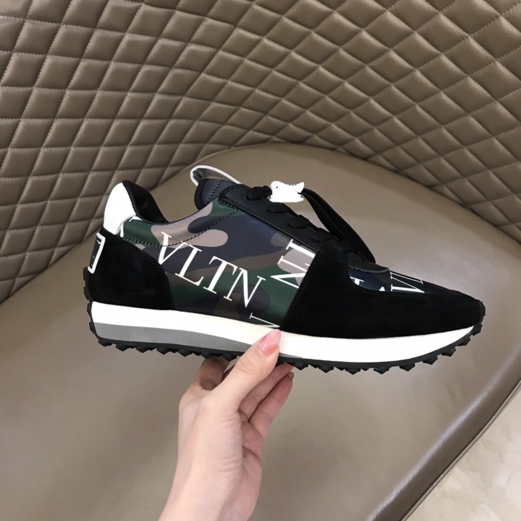 Valentino Sneaker Roller in Black