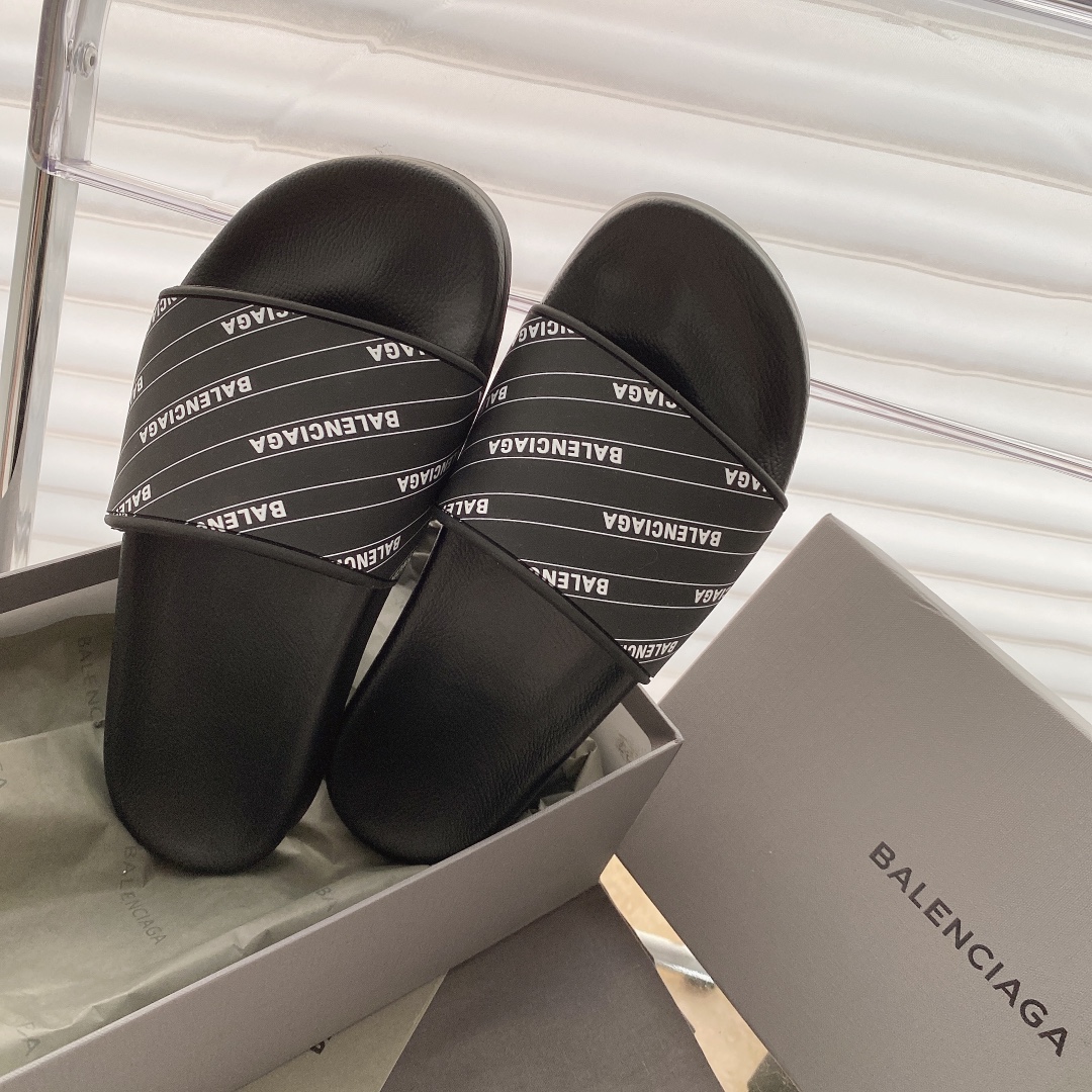 Balenciaga Pool Slide in Black 