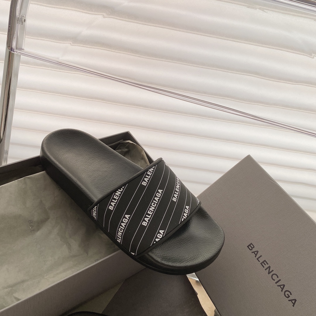 Balenciaga Pool Slide in Black 