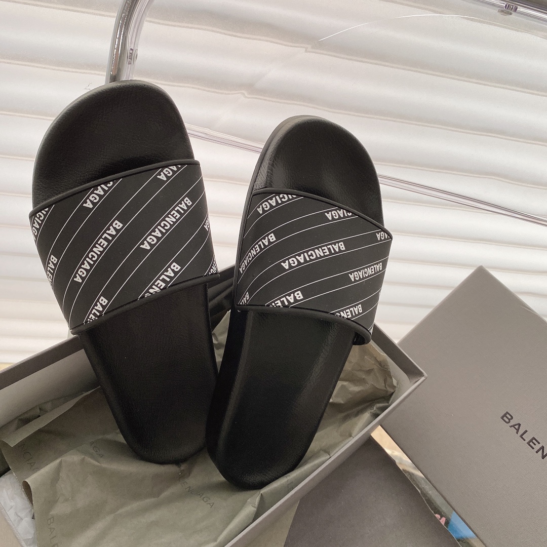 Balenciaga Pool Slide in Black 