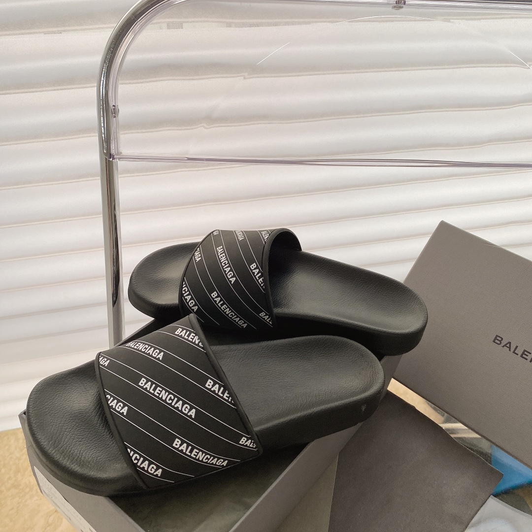 Balenciaga Pool Slide in Black 