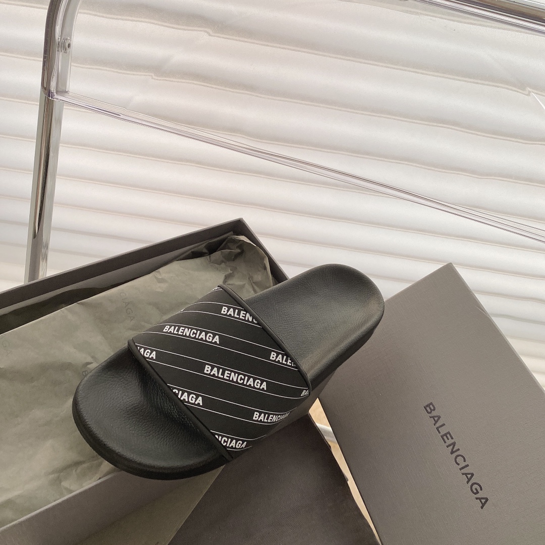 Balenciaga Pool Slide in Black 