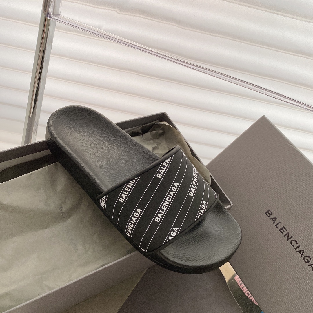 Balenciaga Pool Slide in Black 