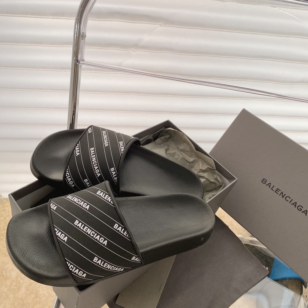 Balenciaga Pool Slide in Black 