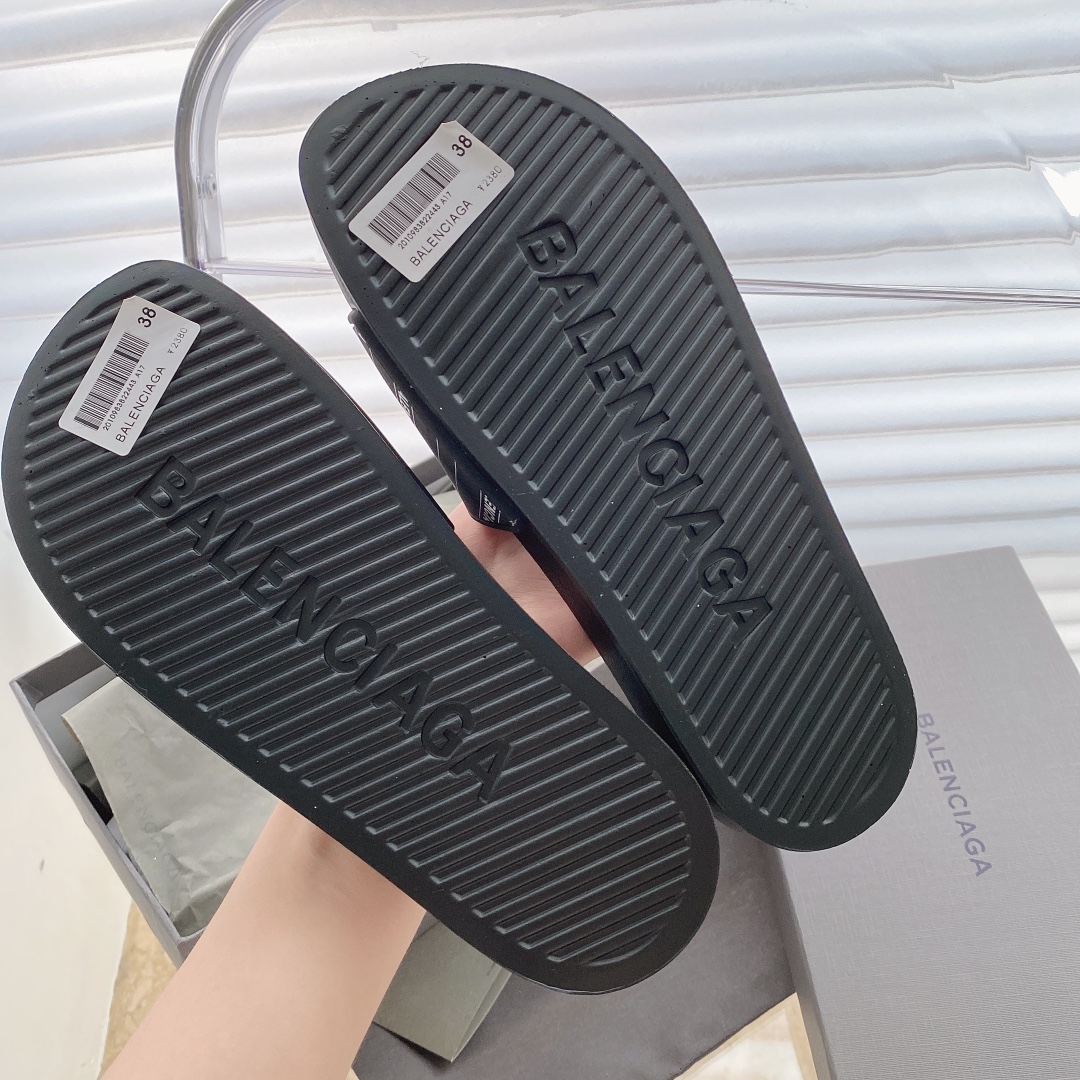 Balenciaga Pool Slide in Black 