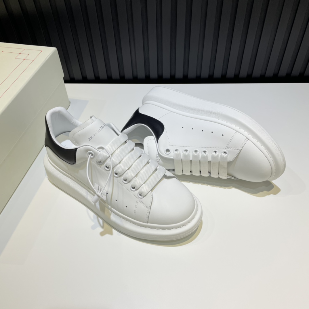 Alexander McQueen Sneaker Oversized in Black Heel