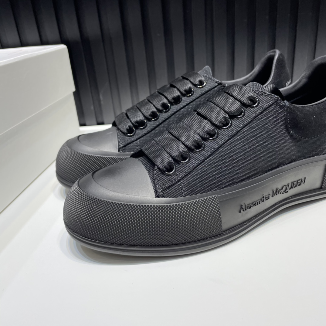 Alexander McQueen Sneaker Deck Plimsoll in Black