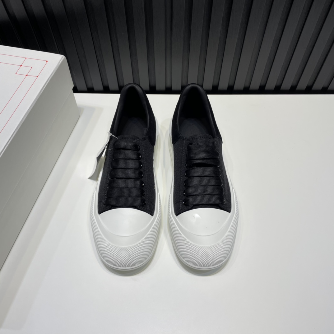 Alexander McQueen Sneaker Deck Plimsoll in Black