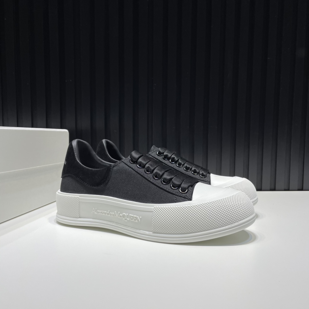 Alexander McQueen Sneaker Deck Plimsoll in Black