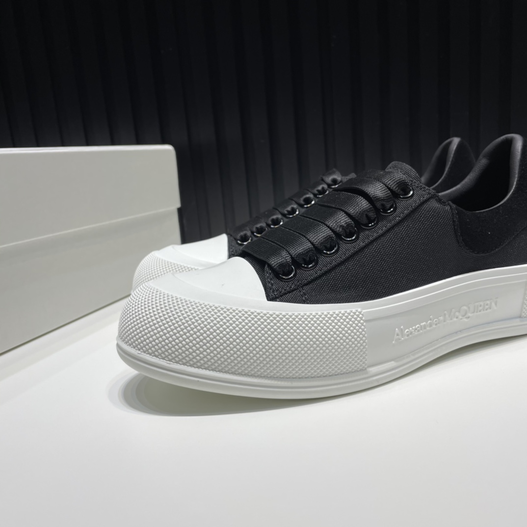 Alexander McQueen Sneaker Deck Plimsoll in Black