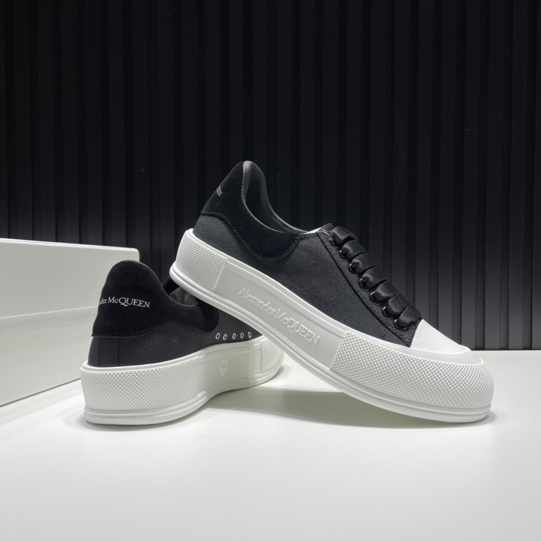 Alexander McQueen Sneaker Deck Plimsoll in Black