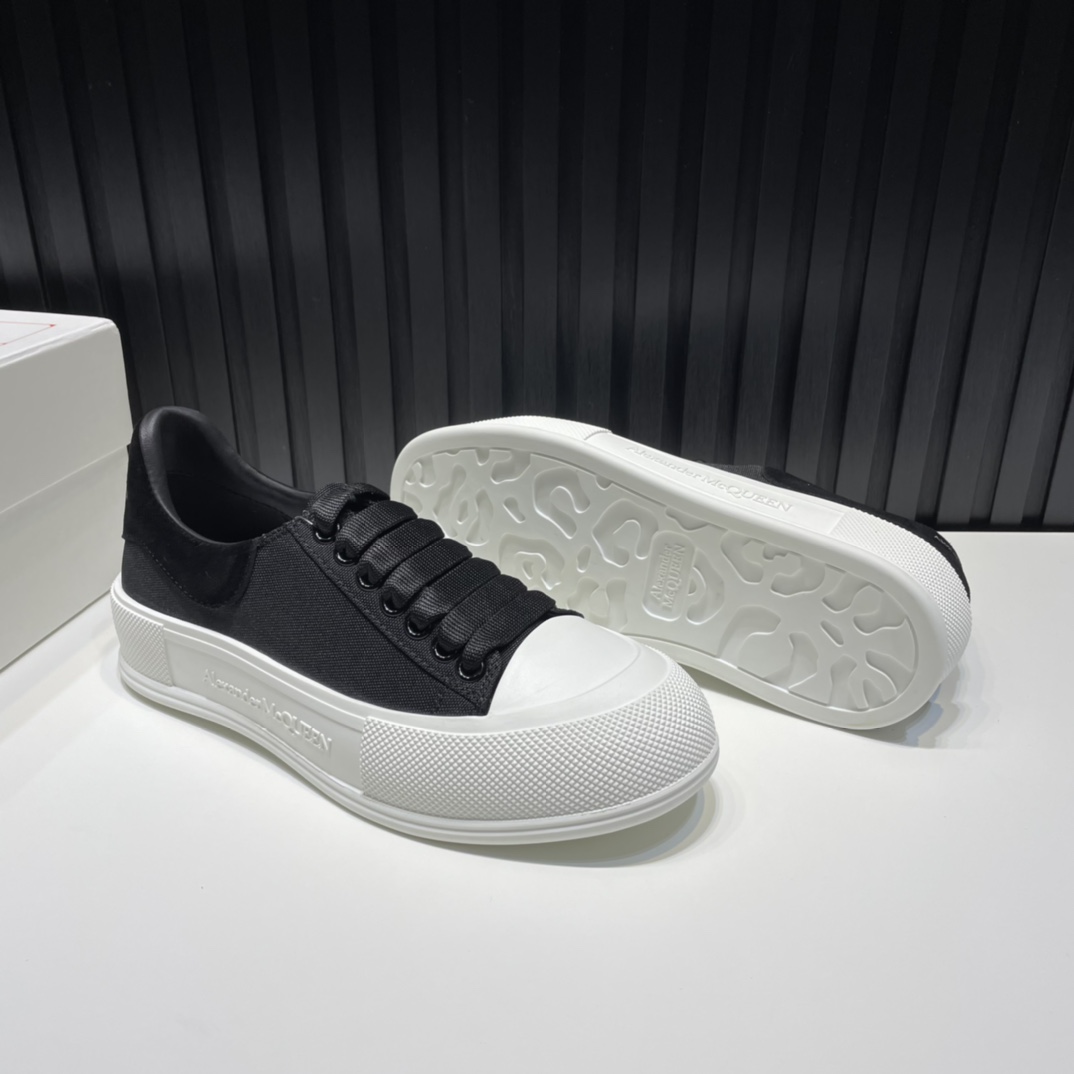 Alexander McQueen Sneaker Deck Plimsoll in Black