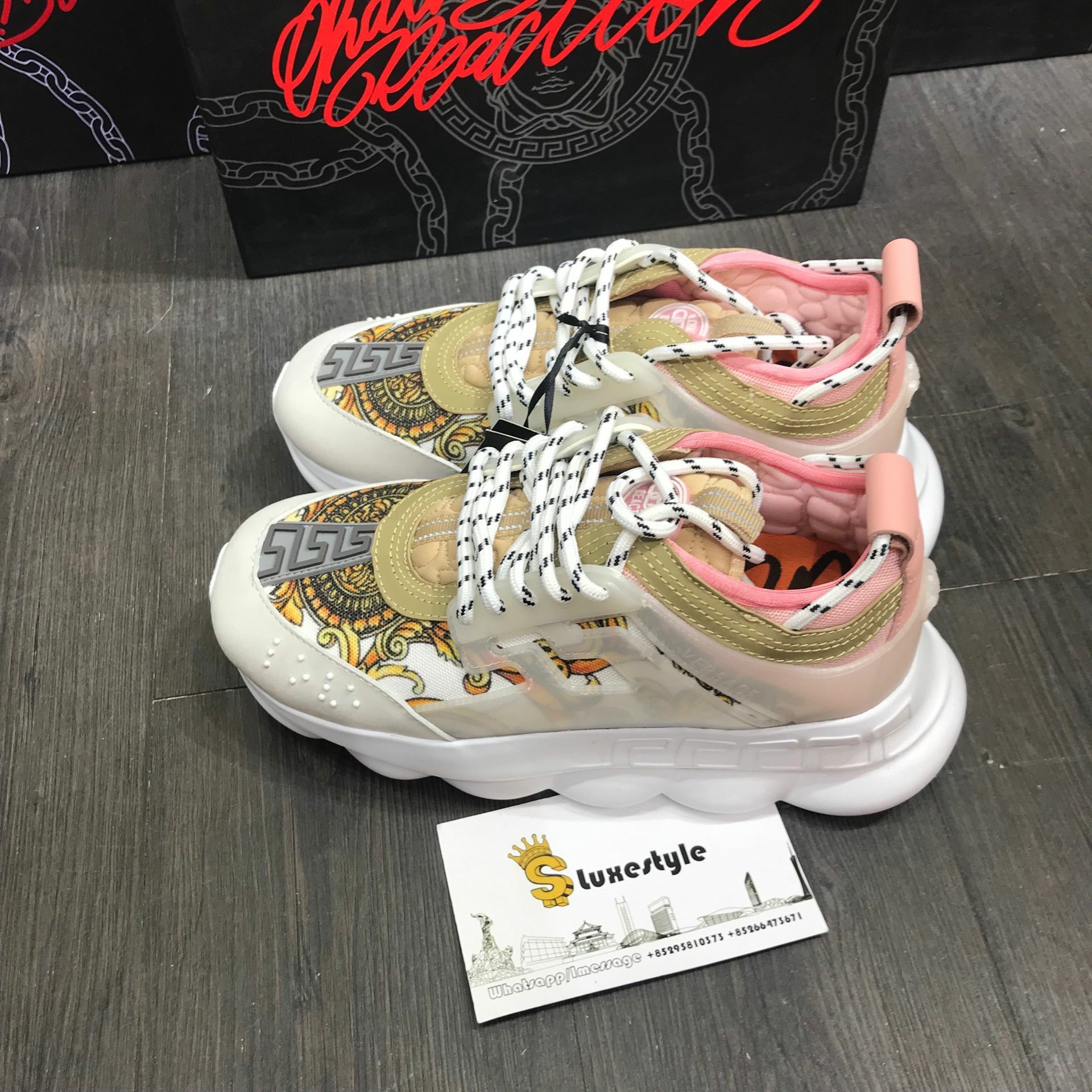 Versace Sneakers White and gold hibiscus print with white rubber sole MS09318
