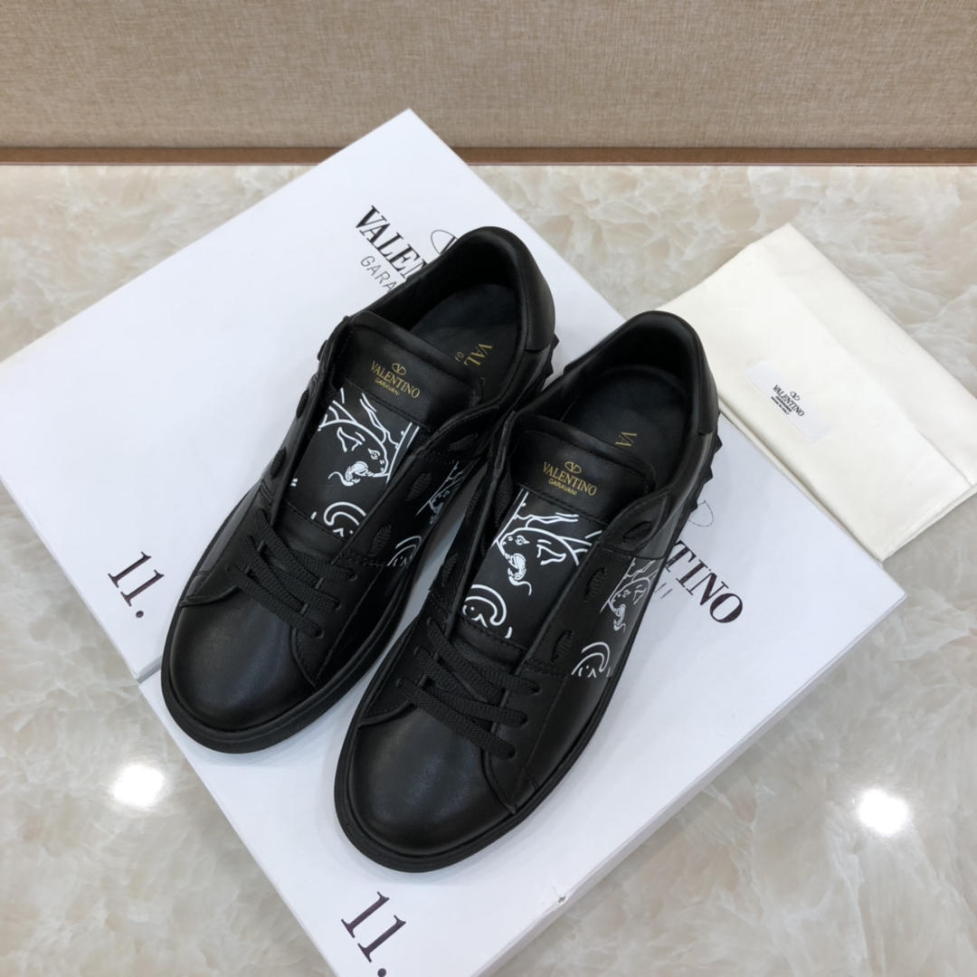 Valentino Perfect Quality Sneakers Black and white print with black sole MS071454