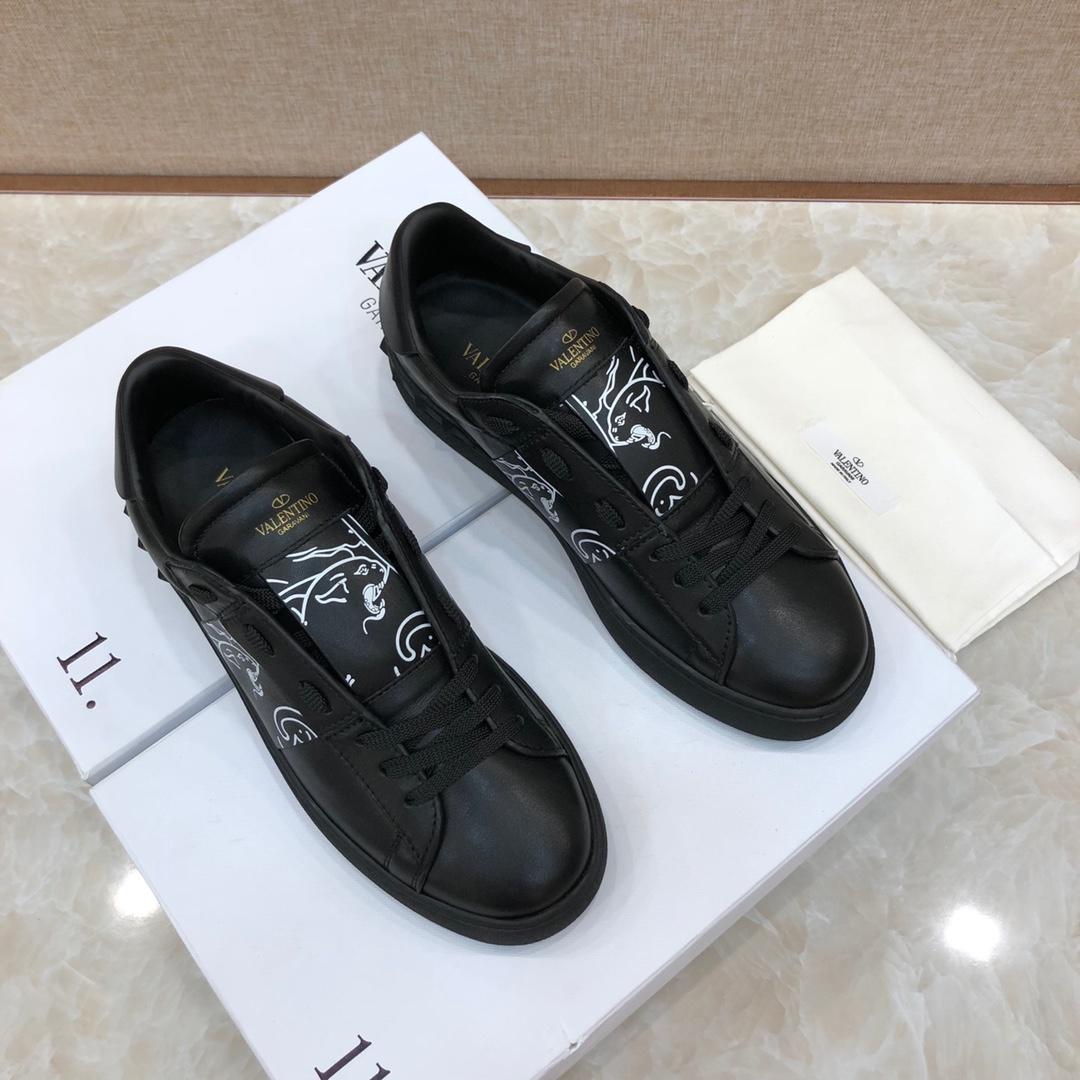 Valentino Perfect Quality Sneakers Black and white print with black sole MS071454